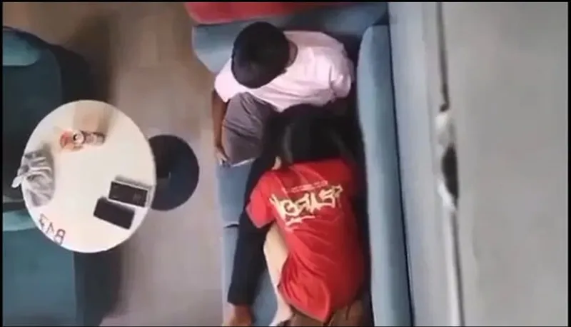 Quay lén bạn gái bú mút cho em gái nơi công cộng