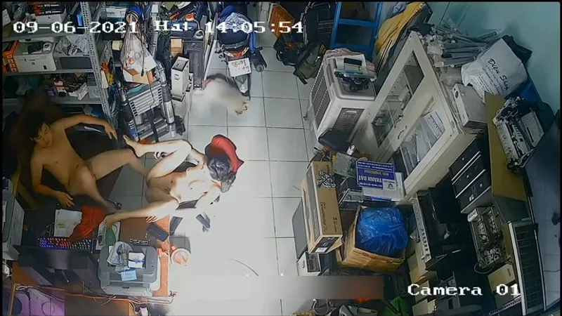 Bà xã chồng chịch nhau trong của buồi máy tính