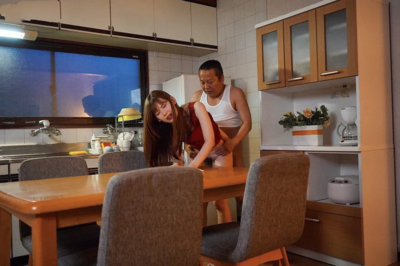 Con gái bị gã chồng mới của mẹ làm tình mỗi ngày, cho dù đã có người yêu