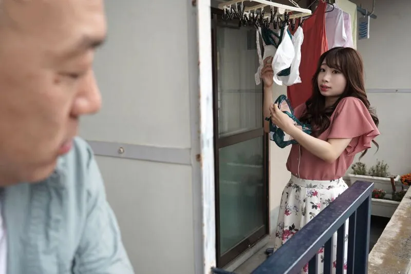 Gã nhà bên chuyên soi mói và cặp cô vợ ông xã thường xuyên rên la quá to