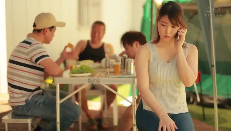Chồng yêu khờ để vợ yêu tham gia sự kiện cắm trại với mấy gã nhà sát bên và cái kết