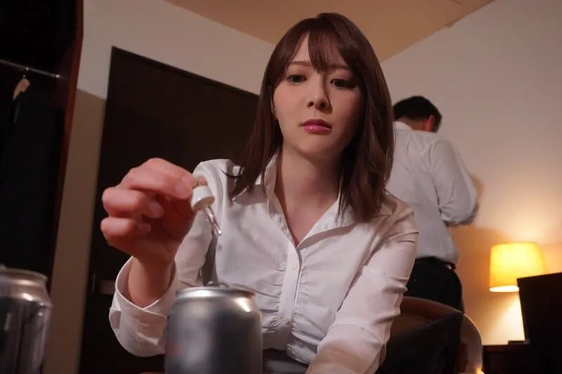 Chuyện lạ khi em thư ký chuốc thuốc anh trưởng phòng để nện trong chuyến công tác