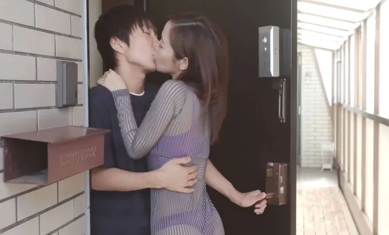 Em gái hàng xóm với chiếc quần lót lọt khe và cậu nhóc nhà bên may mắn