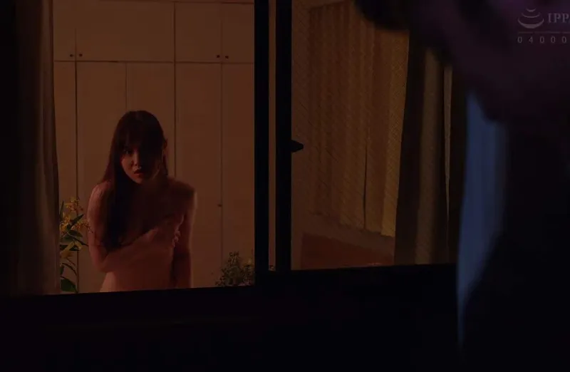 Em hotgirl cạnh nhà chồng yêu ông chồng nhà cạnh bên thường xuyên thay đồ ở ngay cửa sổ