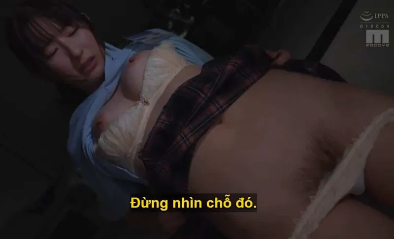 Ông chủ lập mưu "xơi tái" cô nhân viên dưới quyền kiêu căng lười nhác, suốt ngày chỉ chăm chăm chat chit với người yêu.